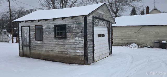 904 W A St, Iron Mountain, MI 49801