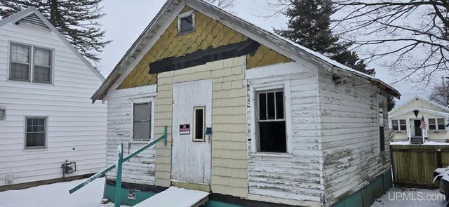 904 W A St, Iron Mountain, MI 49801