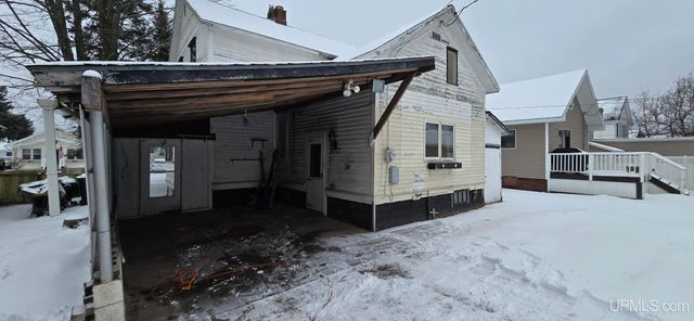 904 W A St, Iron Mountain, MI 49801
