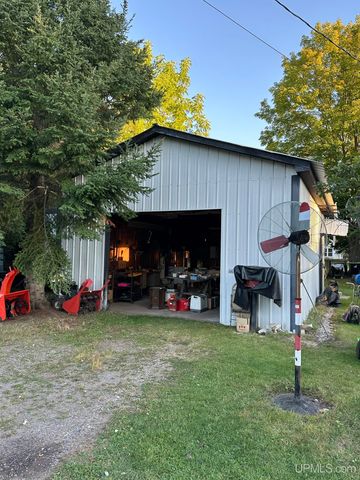 904 W A St, Iron Mountain, MI 49801