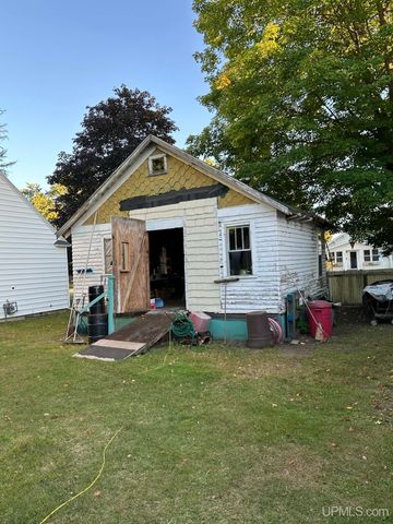 904 W A St, Iron Mountain, MI 49801