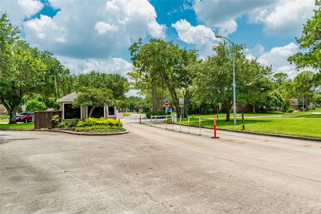 807 Woodfern Glen Lane, Pearland, TX 77584