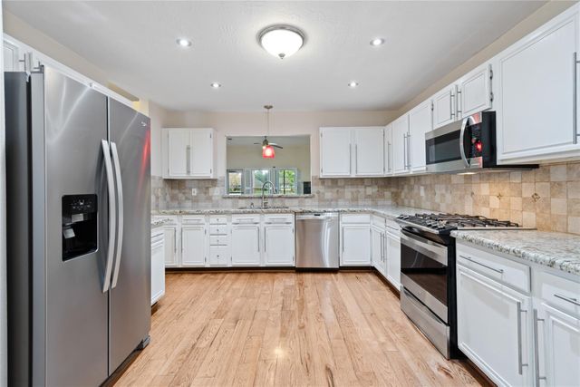 807 Woodfern Glen Lane, Pearland, TX 77584