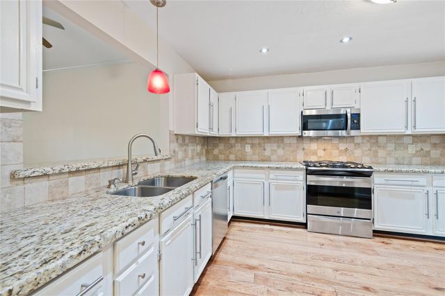 807 Woodfern Glen Lane, Pearland, TX 77584