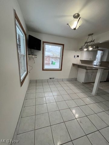 4465 E Frontenac Drive, Warrensville Heights, OH 44128