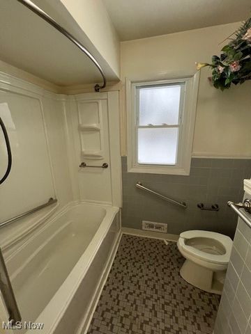 4465 E Frontenac Drive, Warrensville Heights, OH 44128