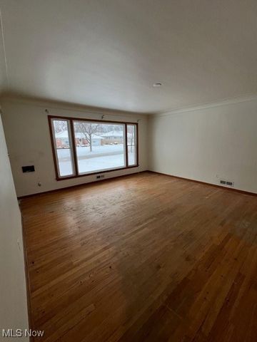 4465 E Frontenac Drive, Warrensville Heights, OH 44128