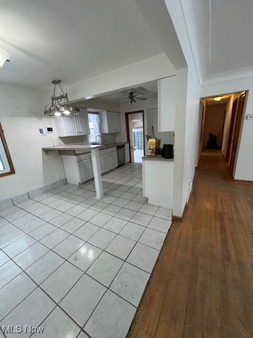 4465 E Frontenac Drive, Warrensville Heights, OH 44128