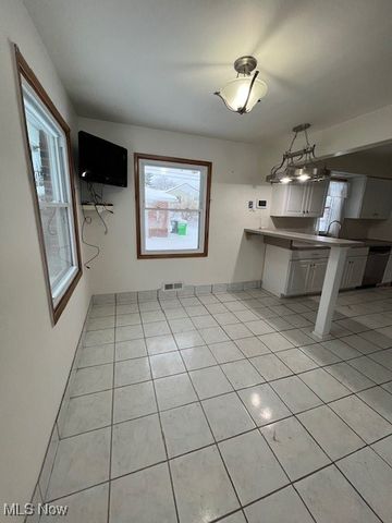 4465 E Frontenac Drive, Warrensville Heights, OH 44128