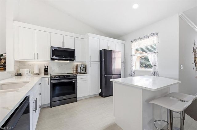 250 Robin Hood CIR 201, Naples, FL 34104