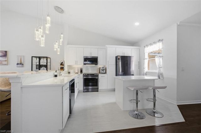 250 Robin Hood CIR 201, Naples, FL 34104