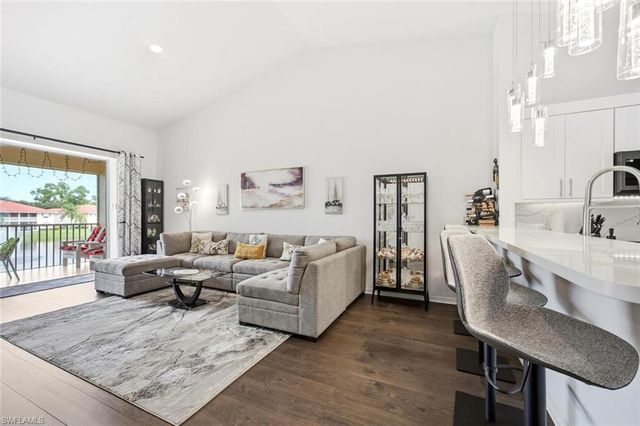250 Robin Hood CIR 201, Naples, FL 34104