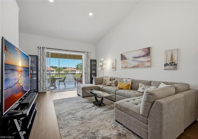 250 Robin Hood CIR 201, Naples, FL 34104