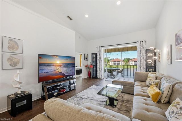 250 Robin Hood CIR 201, Naples, FL 34104