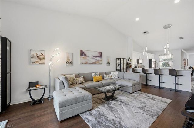 250 Robin Hood CIR 201, Naples, FL 34104