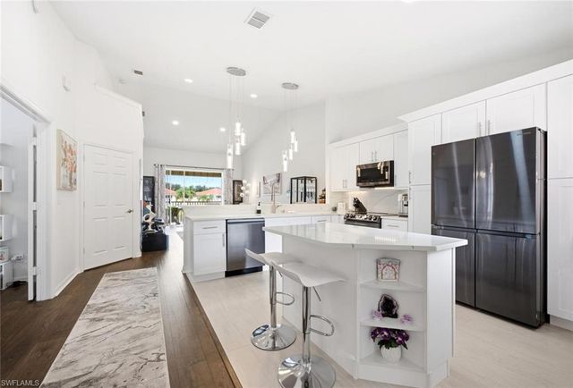 250 Robin Hood CIR 201, Naples, FL 34104