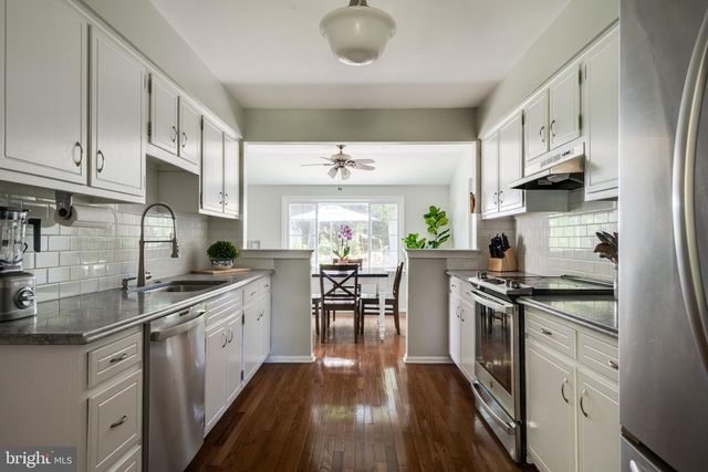 39 SCHOOLHOUSE DR, Medford, NJ 08055