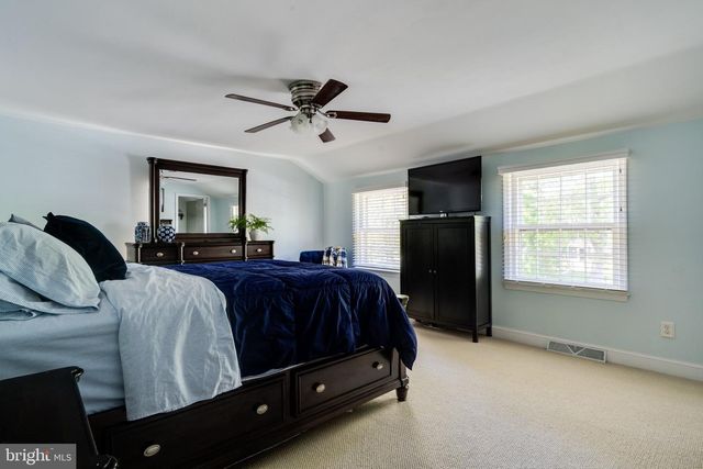 39 SCHOOLHOUSE DR, Medford, NJ 08055