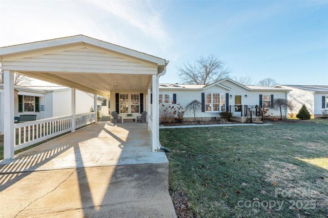 428 Riverwind Drive, Hendersonville, NC 28739