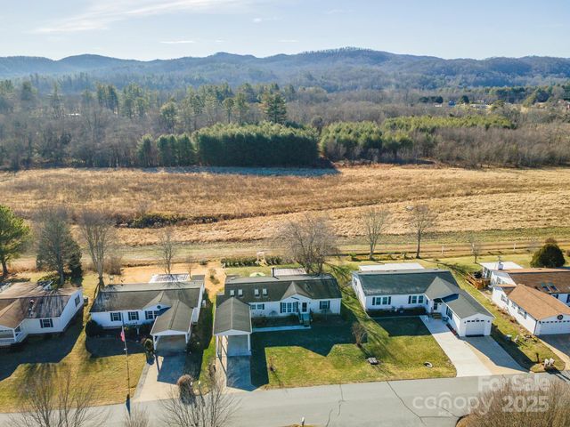 428 Riverwind Drive, Hendersonville, NC 28739