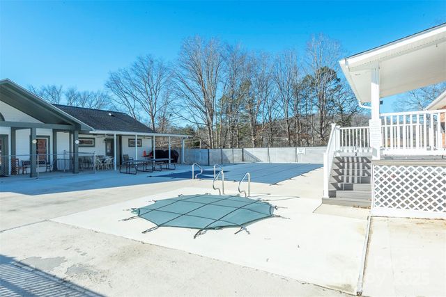 428 Riverwind Drive, Hendersonville, NC 28739