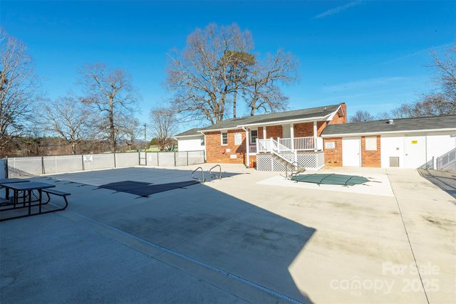 428 Riverwind Drive, Hendersonville, NC 28739