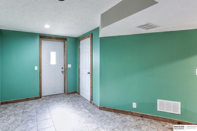 4011 N 92 Avenue, Omaha, NE 68134