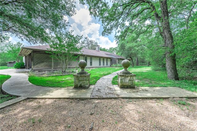 4992 Whispering Oaks Drive, College Station, TX 77845
