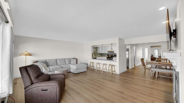 5040 Spinnaker Lane C, Crown Point, IN 46307