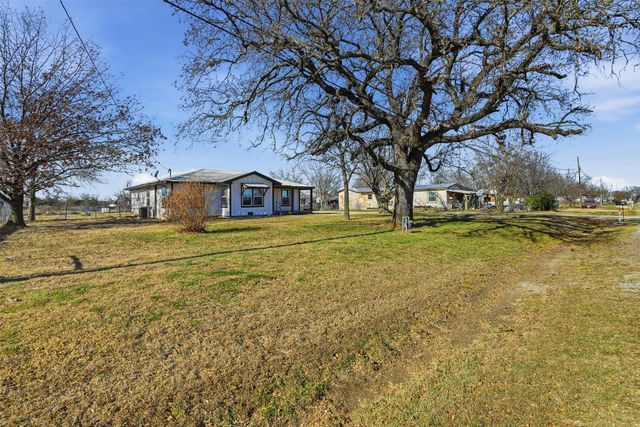 414 Fannin Street, Millsap, TX 76066