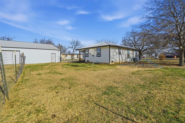 414 Fannin Street, Millsap, TX 76066