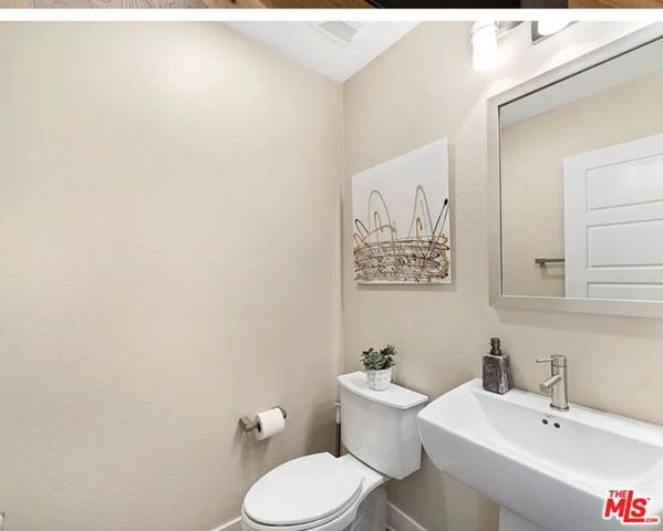 6746 W Gill Way, Los Angeles, CA 90068