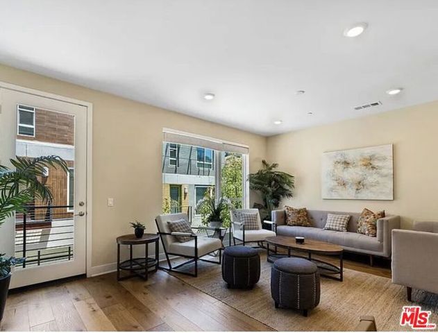 6746 W Gill Way, Los Angeles, CA 90068