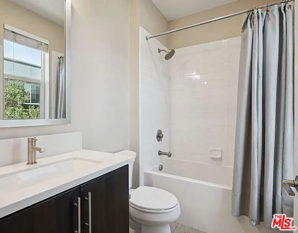 6746 W Gill Way, Los Angeles, CA 90068
