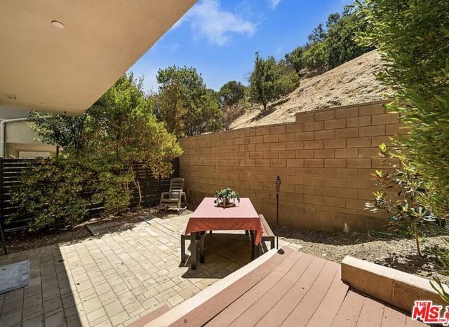 6746 W Gill Way, Los Angeles, CA 90068