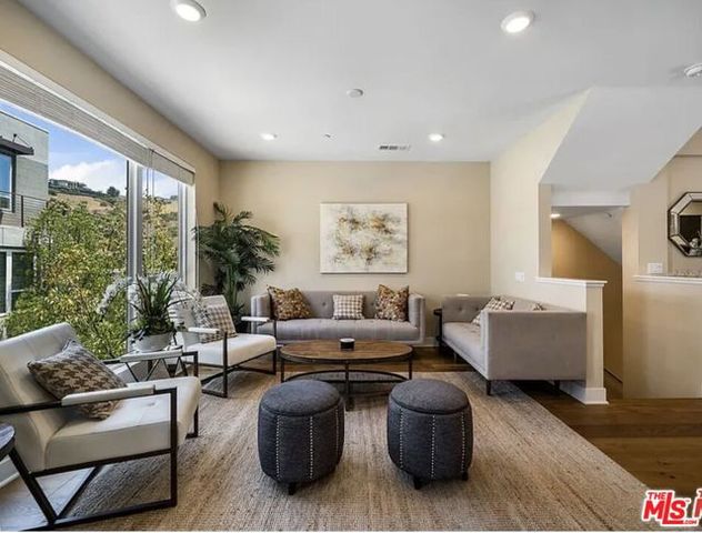 6746 W Gill Way, Los Angeles, CA 90068