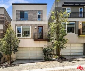 6746 W Gill Way, Los Angeles, CA 90068