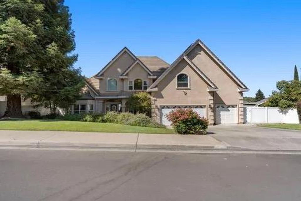 748 Valley View Dr, Oakdale, CA 95361