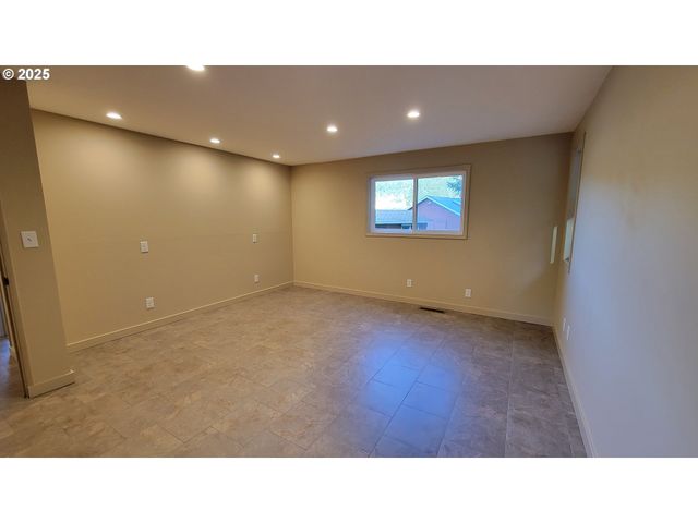 34336 STEWART HILLS Ln, Cottage Grove, OR 97424