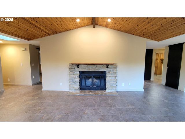 34336 STEWART HILLS Ln, Cottage Grove, OR 97424