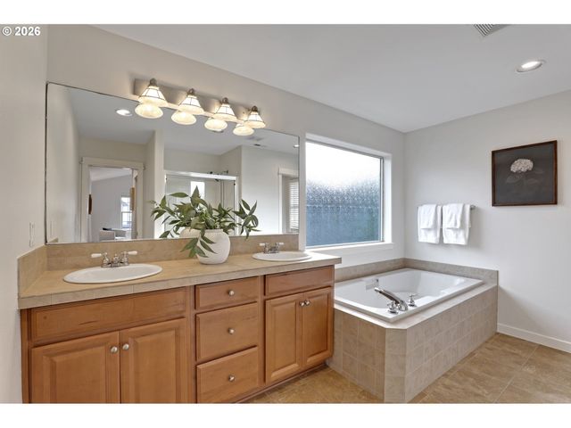 216 Ne IRONCREEK Ter, Hillsboro, OR 97124
