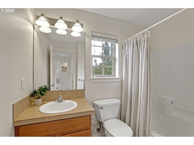 216 Ne IRONCREEK Ter, Hillsboro, OR 97124