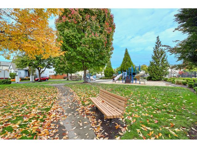 216 Ne IRONCREEK Ter, Hillsboro, OR 97124