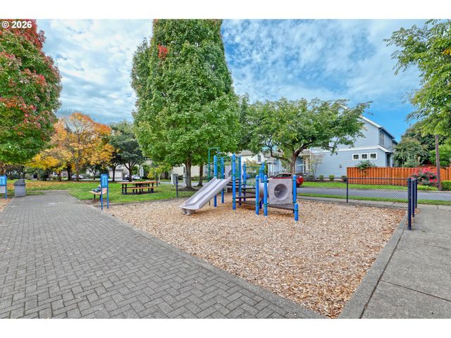 216 Ne IRONCREEK Ter, Hillsboro, OR 97124