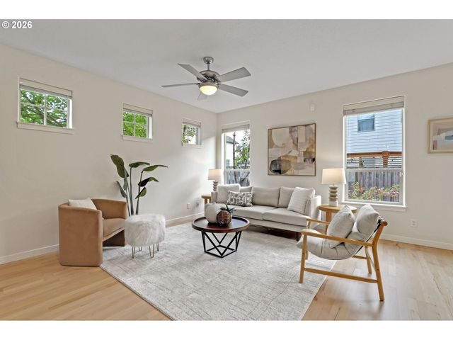 216 Ne IRONCREEK Ter, Hillsboro, OR 97124