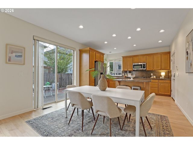 216 Ne IRONCREEK Ter, Hillsboro, OR 97124