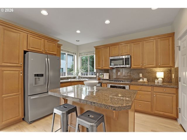 216 Ne IRONCREEK Ter, Hillsboro, OR 97124