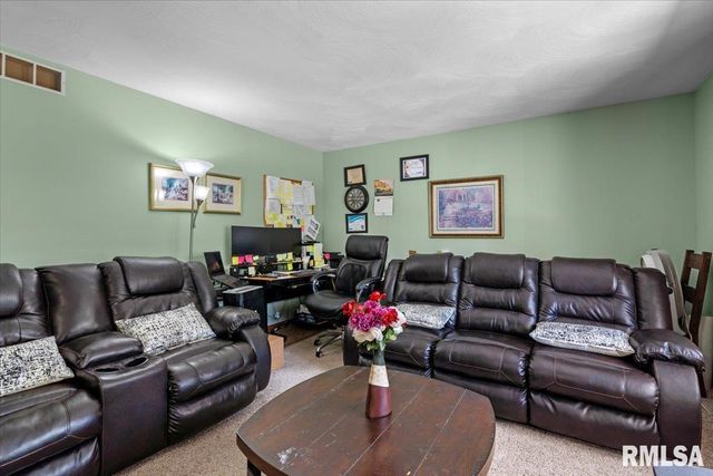 1808 Hunter Ridge Drive, Springfield, IL 62704