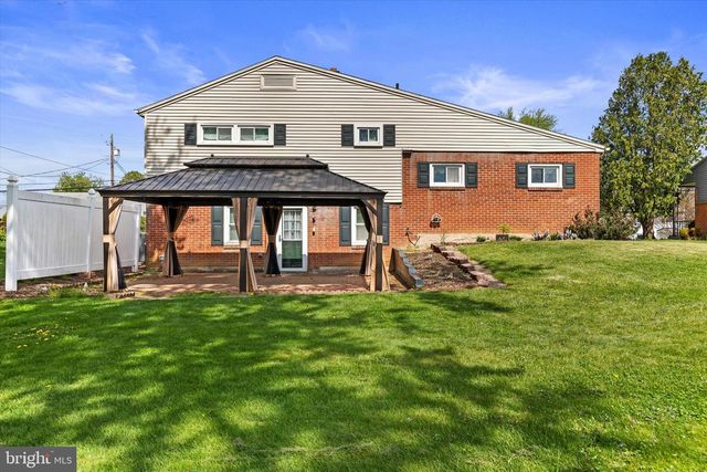 20 KENSINGTON DR, Camp Hill, PA 17011