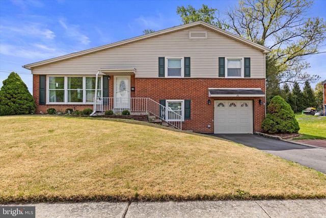 20 KENSINGTON DR, Camp Hill, PA 17011